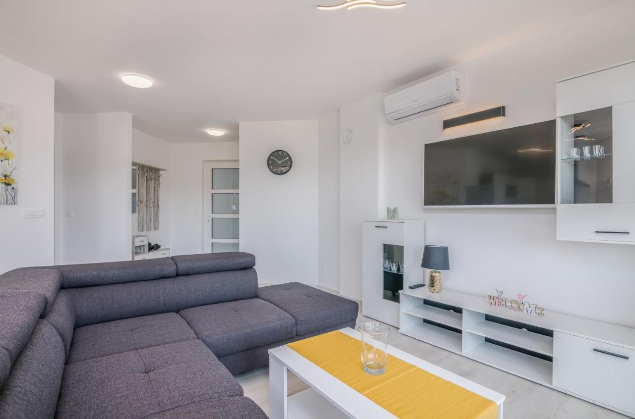 Apartments Villa "Aurea" With Pool Krk Town Εξωτερικό φωτογραφία